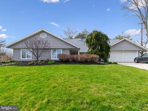 7 Round Hill Rd, Levittown, PA 19056