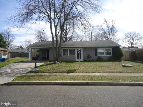 24 Outlook Ln, Levittown, PA 19055