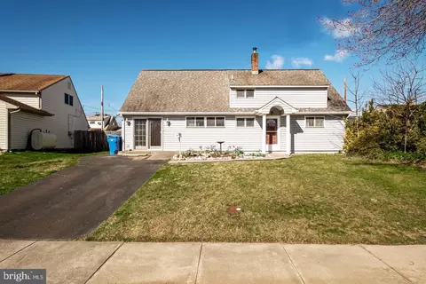 29 Gooseneck Rd, Levittown, PA 19057