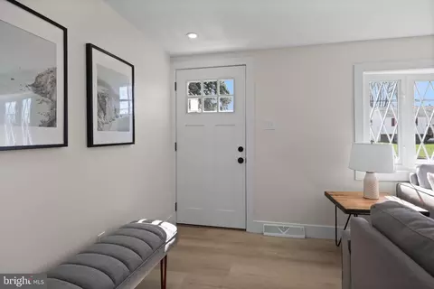 Entry Way - 1491 Hampton Ln, Warminster, PA 18974 photo 1 of 2