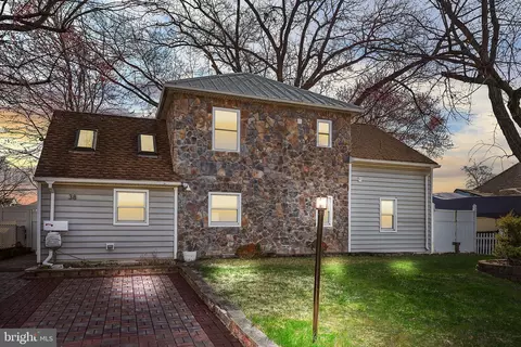 38 Nettletree Ln, Levittown, PA 19054
