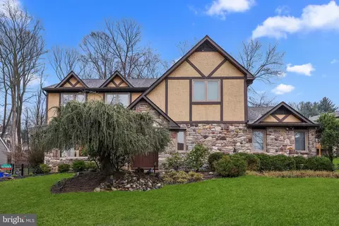 323 Fox Hollow Dr, Feasterville Trevose, PA 19053