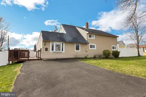15 Ridge Ln, Levittown, PA 19055