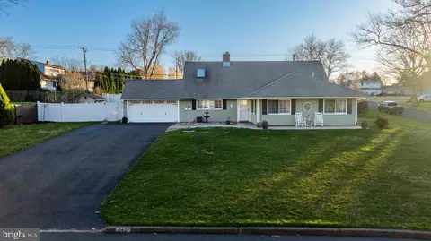 247 Snowball Dr, Levittown, PA 19056