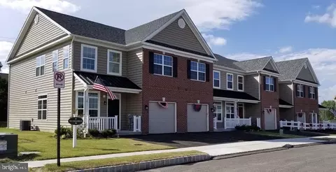 16789 River View Cir, Bristol, PA 19007