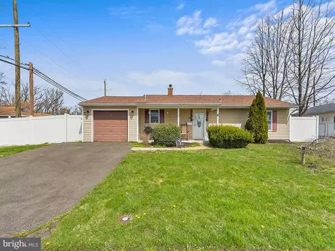 72 Incurve Rd, Levittown, PA 19057