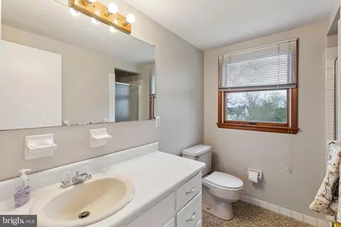 Bath - 1419 Devon Rd, Warminster, PA 18974 photo 1 of 3