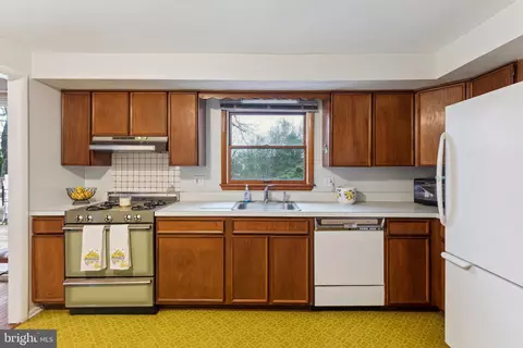 Kitchen - 1419 Devon Rd, Warminster, PA 18974 photo 3 of 5
