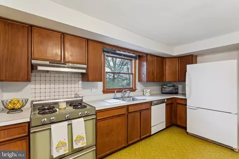 Kitchen - 1419 Devon Rd, Warminster, PA 18974 photo 4 of 5