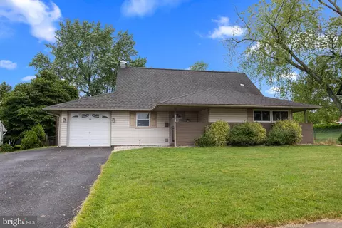 33 Hilltop Rd, Levittown, PA 19056