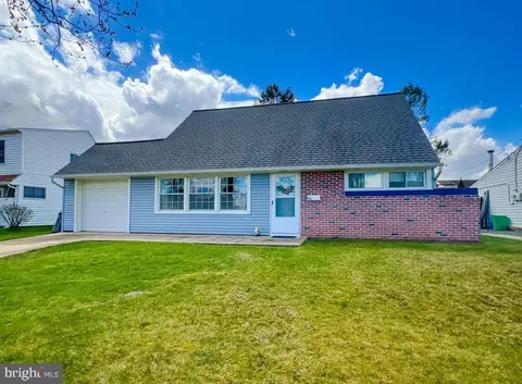 51 Pine Needle Rd, Levittown, PA 19056