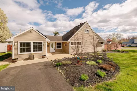 2 Arch Ln, Levittown, PA 19055
