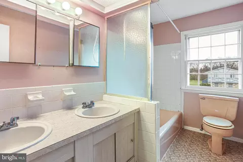 Bath - 1028 Carousel Dr, Warminster, PA 18974 photo 2 of 3