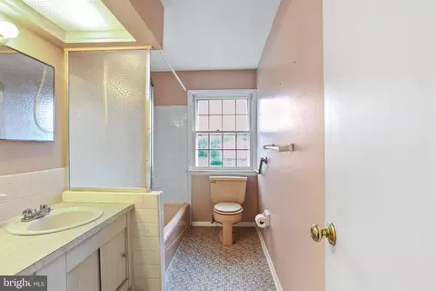 Bath - 1028 Carousel Dr, Warminster, PA 18974 photo 1 of 3