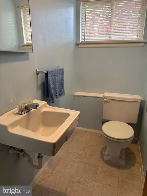 Bath - 1028 Carousel Dr, Warminster, PA 18974 photo 3 of 3