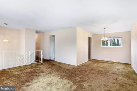 Living - 1028 Carousel Dr, Warminster, PA 18974 photo 2 of 5