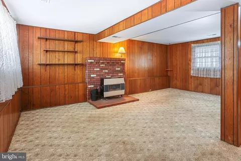 Living - 1028 Carousel Dr, Warminster, PA 18974 photo 5 of 5