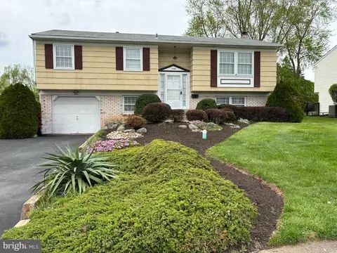 1028 Carousel Dr, Warminster, PA 18974