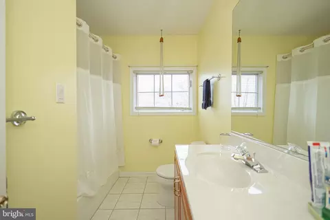 Bath - 2285 Valley Rd, Jamison, PA 18929 photo 3 of 4