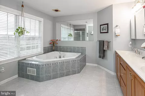 Bath - 2285 Valley Rd, Jamison, PA 18929 photo 2 of 4