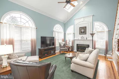 Living - 2285 Valley Rd, Jamison, PA 18929 photo 4 of 8