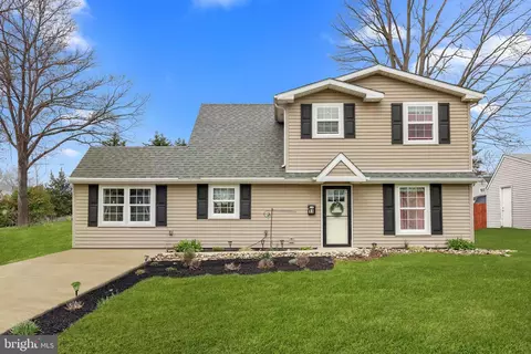 11 Honeysuckle Ln, Levittown, PA 19055