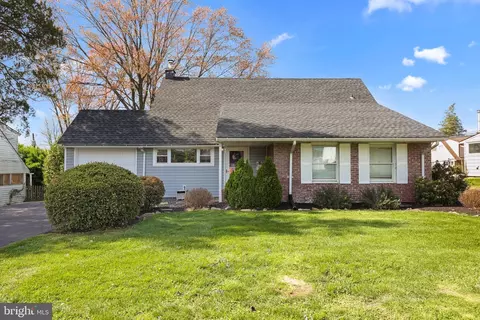 11 Hawk Rd, Levittown, PA 19056