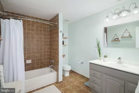 Bath - 5 Candytuft Rd, Levittown, PA 19057 photo 2 of 3
