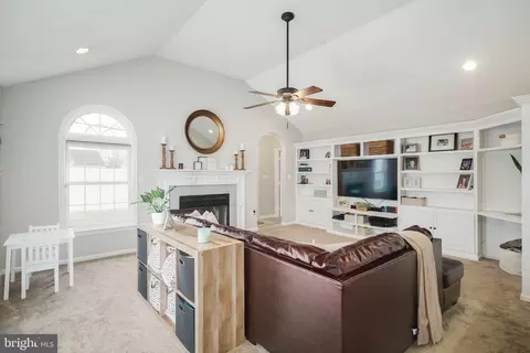 Living - 5 Candytuft Rd, Levittown, PA 19057 photo 5 of 8