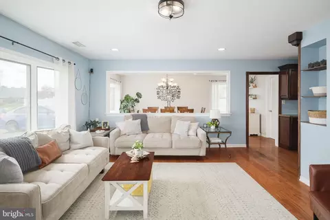 Living - 5 Candytuft Rd, Levittown, PA 19057 photo 3 of 8