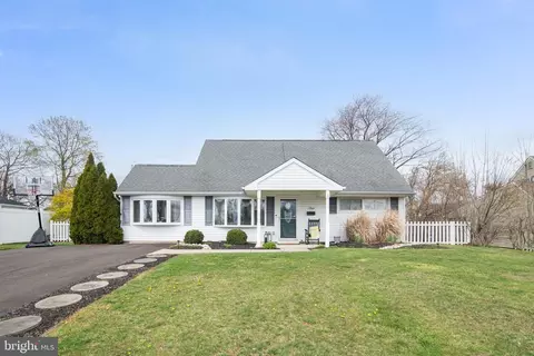 5 Candytuft Rd, Levittown, PA 19057