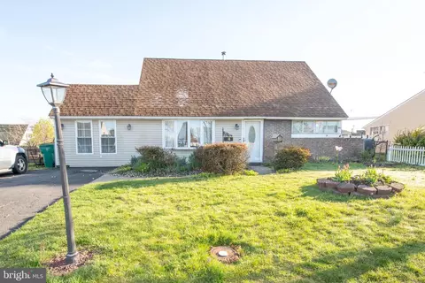 38 Macintosh Rd, Levittown, PA 19056