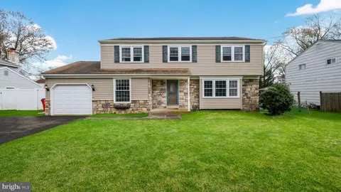 1051 Valley Rd, Warminster, PA 18974