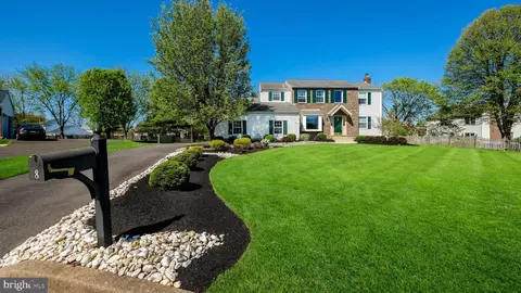 8 Hampton Cir, Newtown, PA 18940