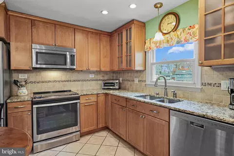 Kitchen - 9 Patrick Ln, Yardley, PA 19067 photo 2 of 4