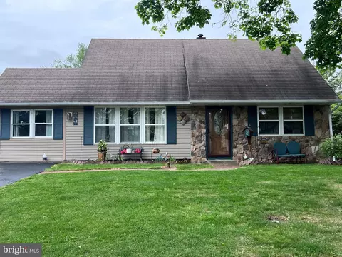 2 Kraft Ln, Levittown, PA 19055