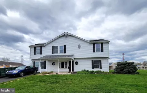 31 Dewberry Ln, Levittown, PA 19055