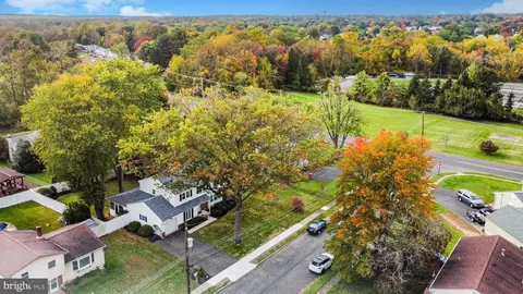 1400 Glazar Rd, Warminster, PA 18974