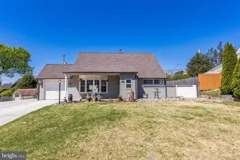 17 Jump Hill Rd, Levittown, PA 19056