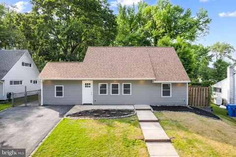 21 Peppermint Rd, Levittown, PA 19056