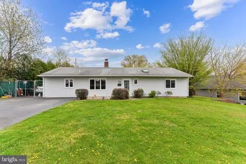 18 Tulip Ln, Levittown, PA 19054