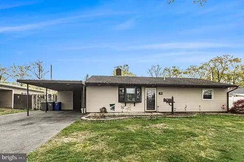 76 Tall Pine Ln, Levittown, PA 19054