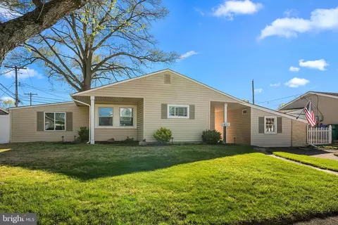 5 Midwood Ln, Levittown, PA 19054
