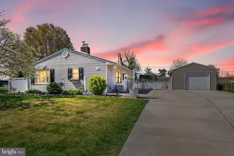 11 Locust Ln, Levittown, PA 19054