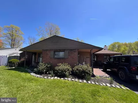 60 Yellowood Dr, Levittown, PA 19057
