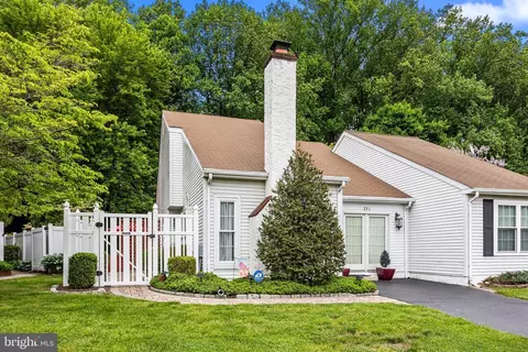 291 Woods Edge Pl, Langhorne, PA 19047