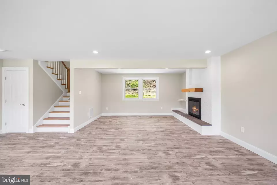 Living - 93 Tower Hill Rd, Doylestown, PA 18901 photo 5 of 6