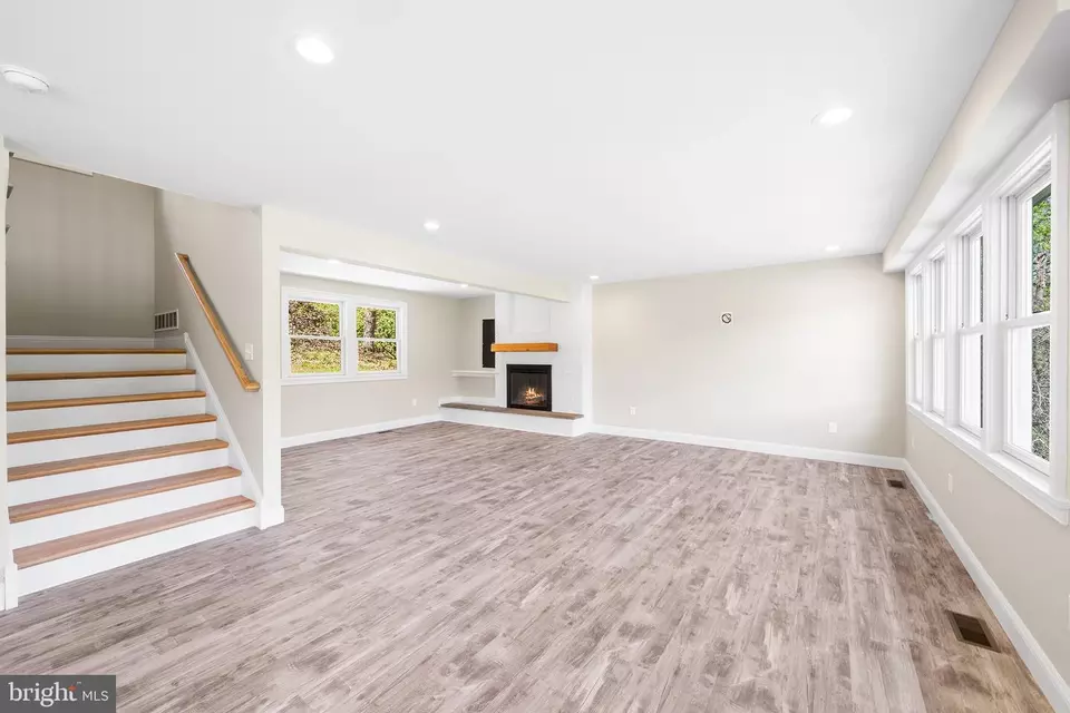 Living - 93 Tower Hill Rd, Doylestown, PA 18901 photo 4 of 6