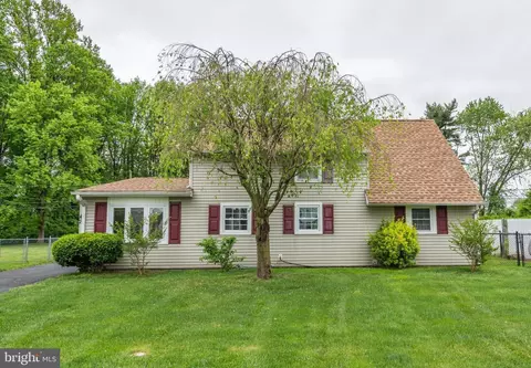 42 Roundwood Ln, Levittown, PA 19055
