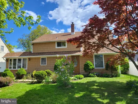 28 Grapevine Rd, Levittown, PA 19057